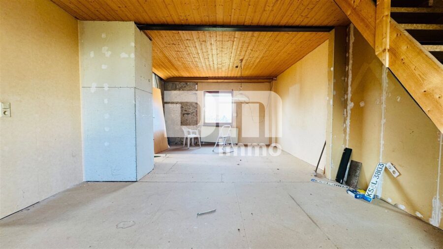 Handwerkertraum mit XL-Grundstück: Doppelhaushälfte mit Nebengebäude zur Sanierung - DG Schlafzimmer / Wohnzimmer
